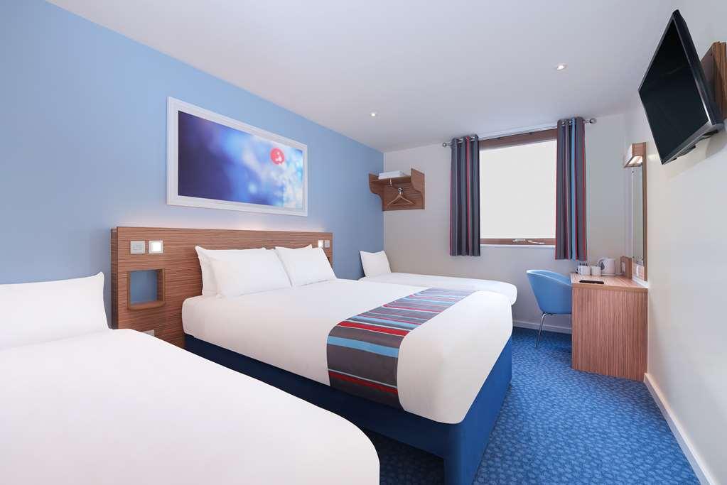 Travelodge Kingston Upon Thames Central London Room photo
