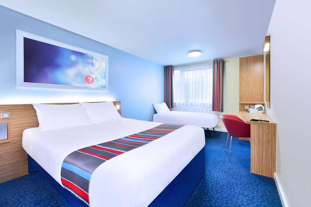 Travelodge Kingston Upon Thames Central London Room photo