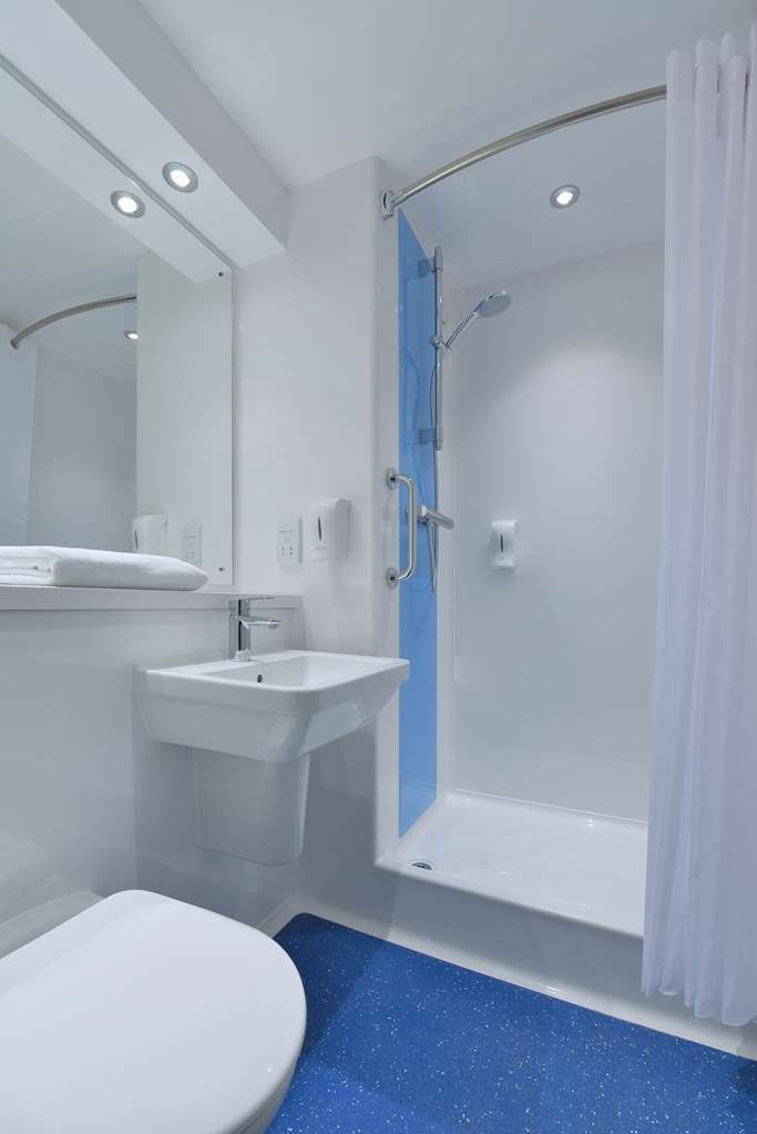 Travelodge Kingston Upon Thames Central London Room photo